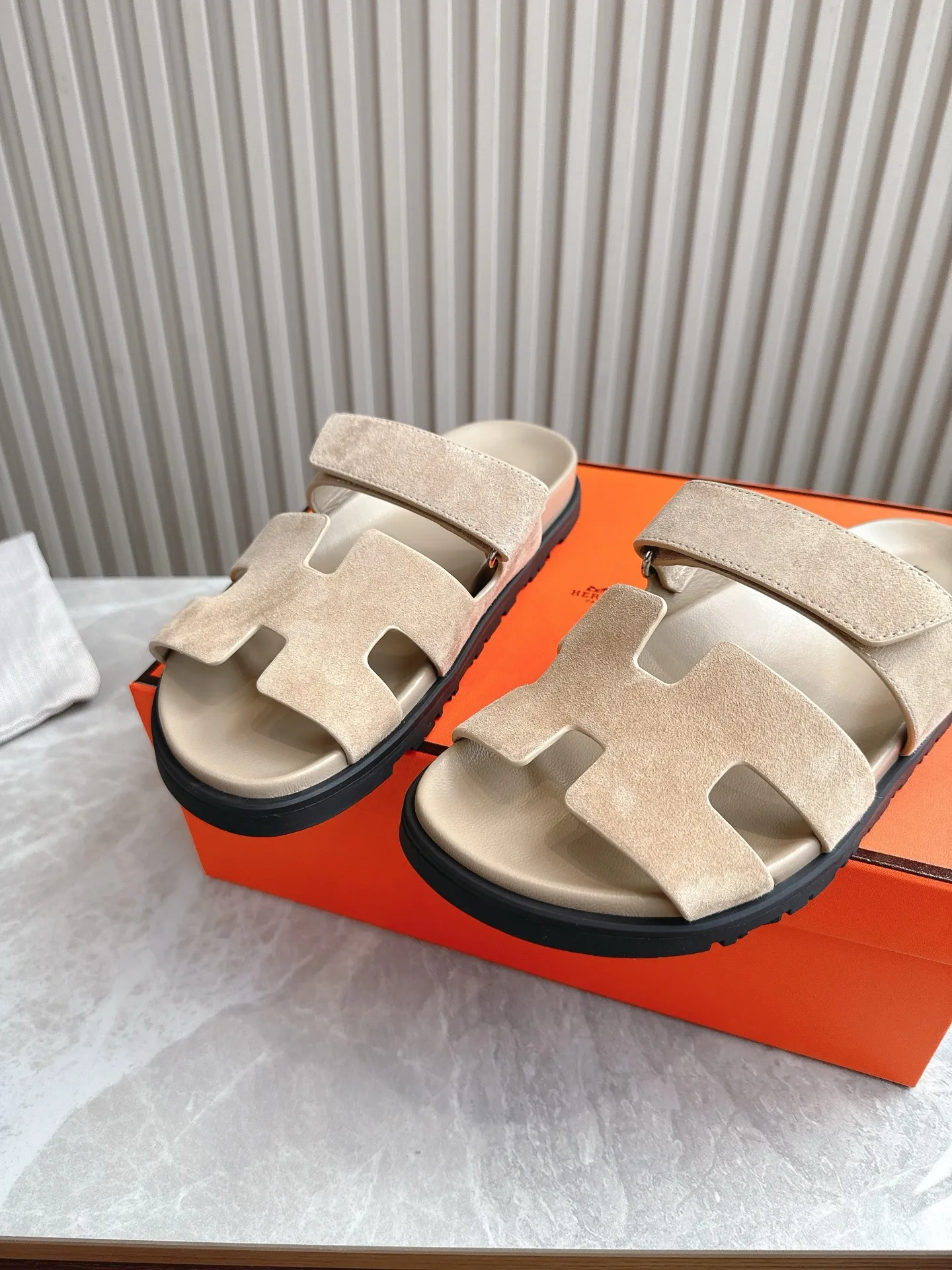 p480🐮🐮Couple model (top version) H family 2024 spring and summer new style HERMES Hermes' recently popular couple model pig nose angle sandals and slippers, paired with various colorful socks, popular. Upper: imported original deerskin (the genuine leather edging is not ordinary super migration). Lining: imported genuine leather. Outsole: Tpu non-slip and wear-resistant outsole. Size: Female 35-42 (40/42 non-returnable and non-exchangeable) Male size: 39-45 (45 non-refundable and non-exchangeable)